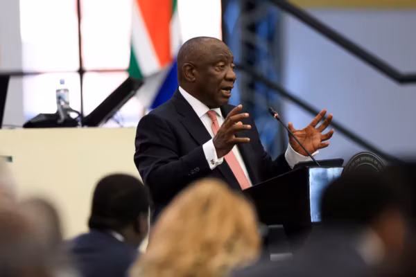 Afrique du Sud : Ramaphosa remanie son gouvernement et rétrograde un ancien chef de l’Alliance démocratique
