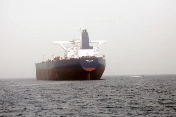 Alerta en el Mar Rojo: un buque de carga atacado frente a las costas de Yemen; las autoridades inician una investigación.