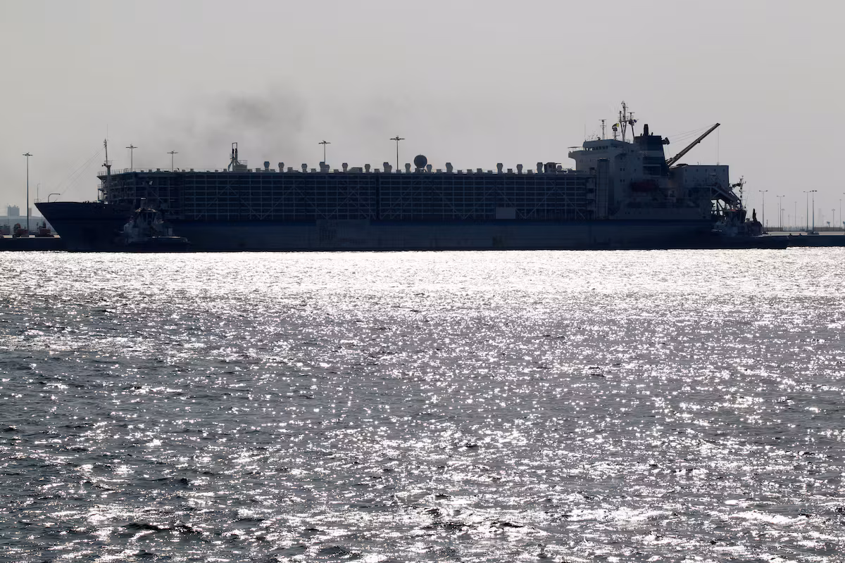 After a five-month hiatus, Iran and Qatar resume maritime trade.