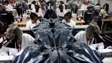 Après les séismes meurtriers, un créateur de mode vénézuélien abandonne ses robes pour fabriquer des sacs mortuaires