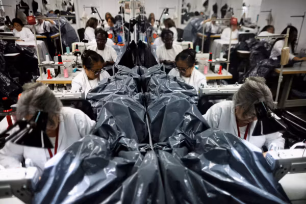 Après les séismes meurtriers, un créateur de mode vénézuélien abandonne ses robes pour fabriquer des sacs mortuaires