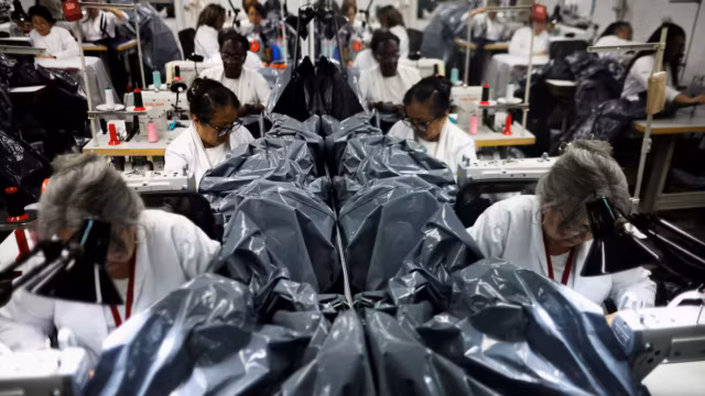 Après les séismes meurtriers, un créateur de mode vénézuélien abandonne ses robes pour fabriquer des sacs mortuaires — photo