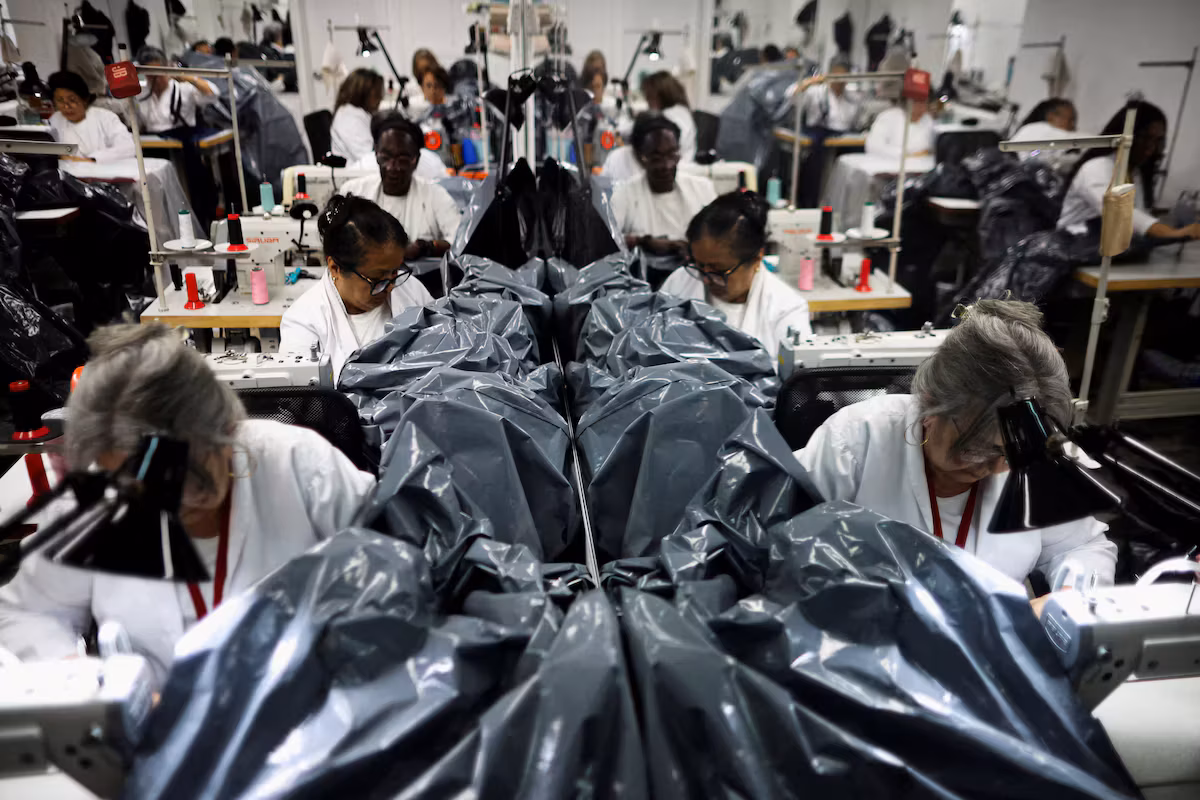 After the deadly earthquakes, a Venezuelan fashion designer abandons his dresses to make body bags.