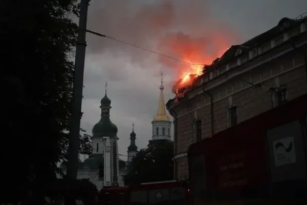 Au moins huit morts après une vaste attaque de drones et de missiles russes contre la région de Kiev