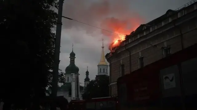 Au moins huit morts après une vaste attaque de drones et de missiles russes contre la région de Kiev