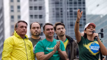 Brésil : une crise dans le clan Bolsonaro révèle les failles de la droite auprès de l’électorat féminin