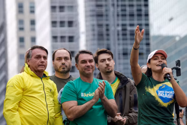 Brésil : une crise dans le clan Bolsonaro révèle les failles de la droite auprès de l’électorat féminin