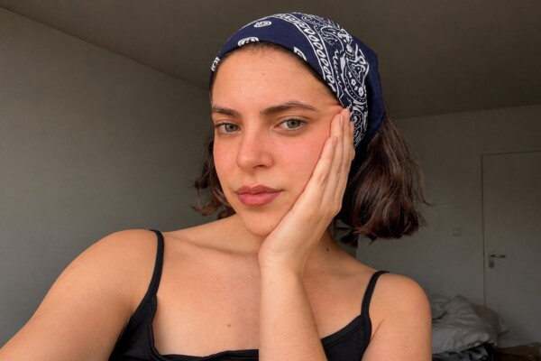 Coralie Fischer dévoile un premier EP prometteur avec C&rsquo;est pas moi le problème — photo