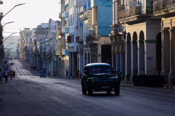 Cuba rétablit en partie son réseau électrique, mais des millions d’habitants restent plongés dans le noir