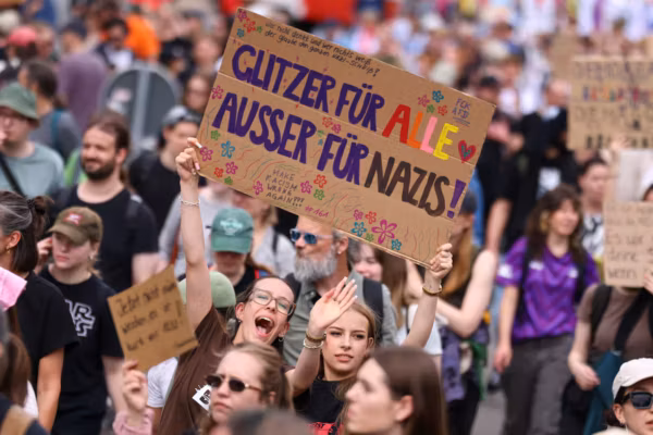 Des milliers d'Allemands dans la rue face à l'ascension de l'AfD, qui affiche désormais son ambition de gouverner