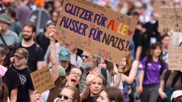 Des milliers d&rsquo;Allemands dans la rue face à l&rsquo;ascension de l&rsquo;AfD, qui affiche désormais son ambition de gouverner — photo