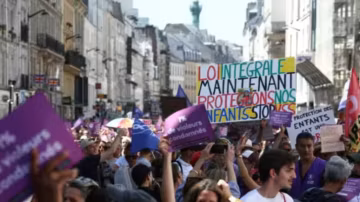 Des milliers de personnes défilent en France pour réclamer une loi contre les violences sexuelles