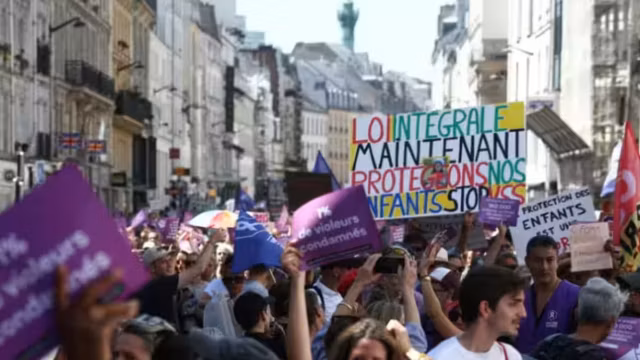 Des milliers de personnes défilent en France pour réclamer une loi contre les violences sexuelles