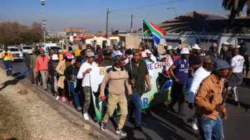 En Afrique du Sud, des manifestants anti-immigration mènent des opérations de porte-à-porte contre des migrants