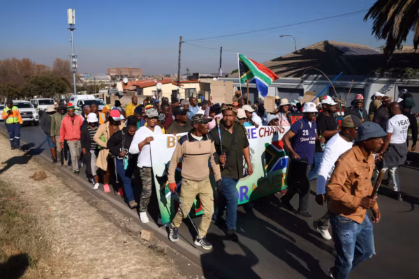 En Afrique du Sud, des manifestants anti-immigration mènent des opérations de porte-à-porte contre des migrants