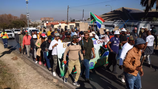 En Afrique du Sud, des manifestants anti-immigration mènent des opérations de porte-à-porte contre des migrants — photo
