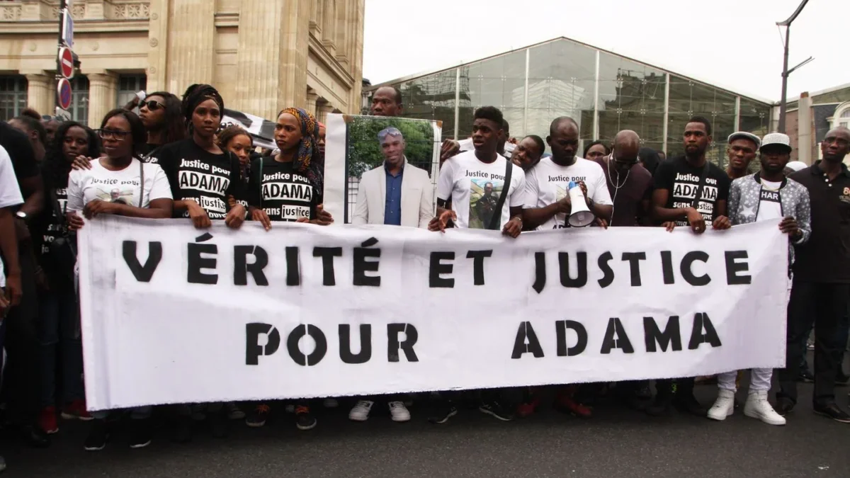 Huit mois de prison aménagés pour un frère d’Adama Traoré après une manifestation interdite