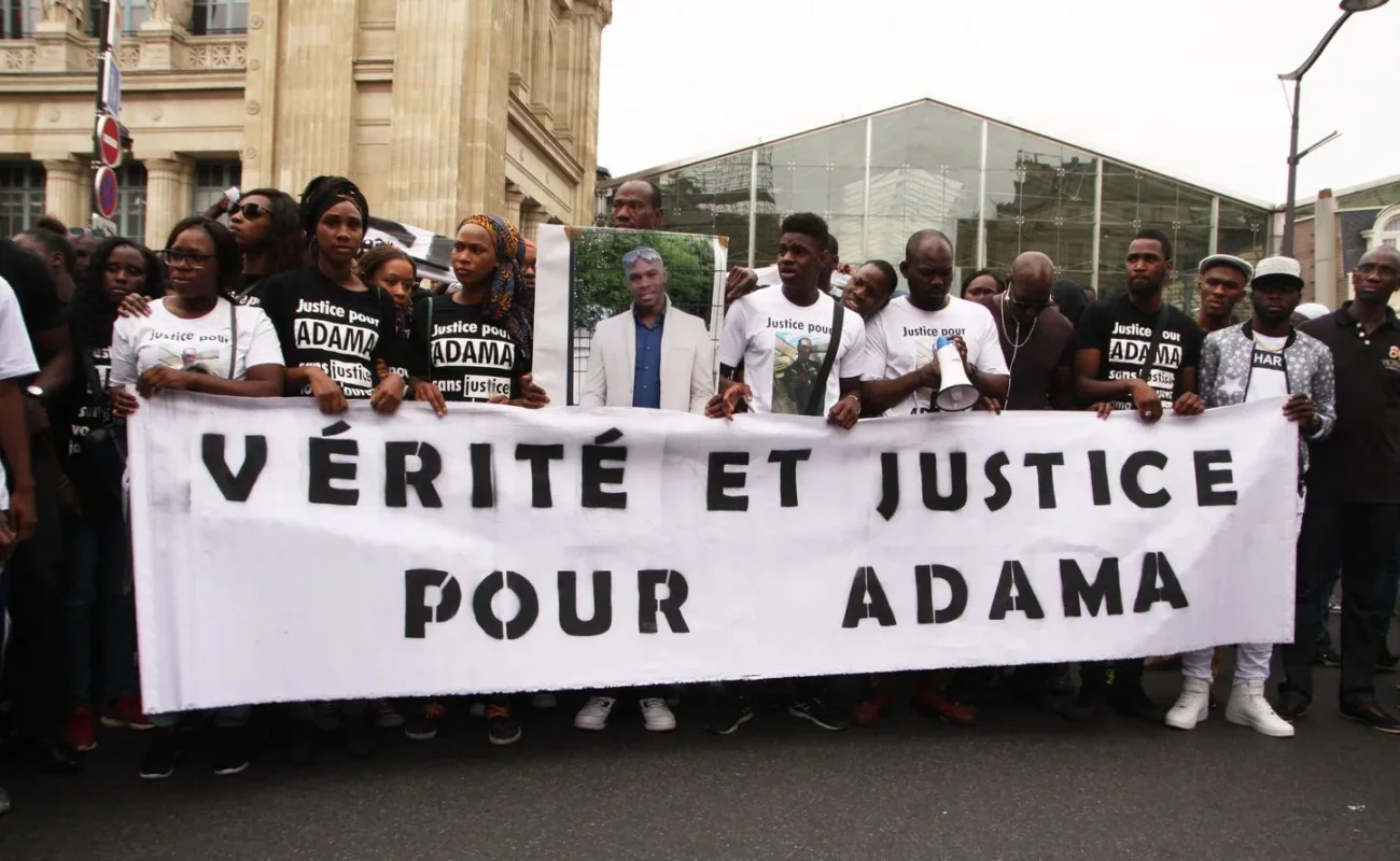 Huit mois de prison aménagés pour un frère d’Adama Traoré après une manifestation interdite