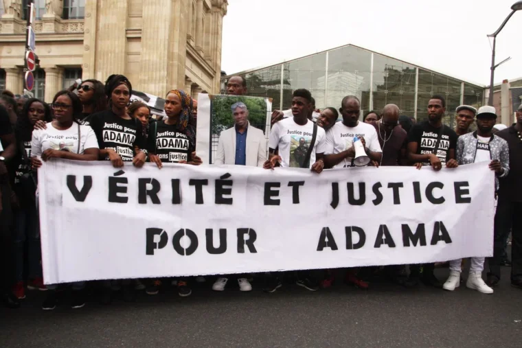 Huit mois de prison aménagés pour un frère d’Adama Traoré après une manifestation interdite