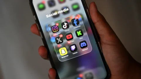 Réseaux sociaux : le Parlement adopte définitivement l’interdiction pour les moins de 15 ans