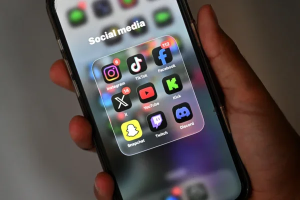 Réseaux sociaux : le Parlement adopte définitivement l’interdiction pour les moins de 15 ans