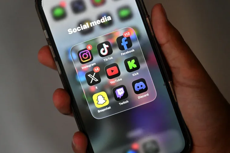 Réseaux sociaux : le Parlement adopte définitivement l’interdiction pour les moins de 15 ans
