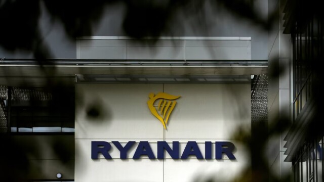 Frayeur en plein vol : un avion Ryanair effectue un atterrissage d’urgence après l’arrachement d’un hublot — photo