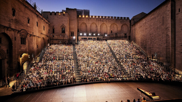 Festival d’Avignon ouvre sa 80e édition avec Maldoror — Le Festival d’Avignon ouvre sa 80e édition avec Maldoror, un spectacle-fleuve de cinq heures Le Festival d'Avignon ouvre sa 80e édition avec Maldoror, un spectacle-fleuve de cinq heures