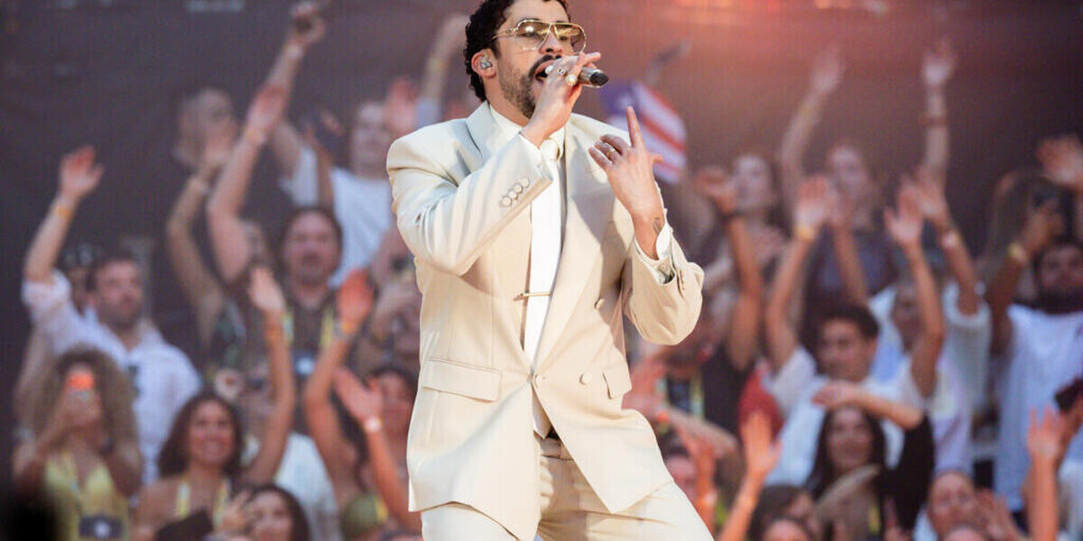 Bad Bunny fait salle comble à la Plenitude Arena avec J Balvin en invité surprise