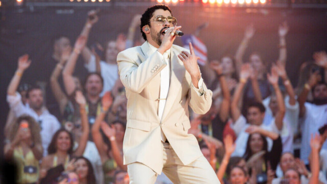 Bad Bunny fait salle comble à la Plenitude Arena avec J Balvin en invité surprise Bad Bunny fait salle comble à la Plenitude Arena avec J Balvin en invité surprise