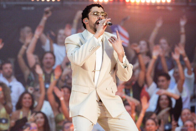 Bad Bunny fait salle comble à la Plenitude Arena avec J Balvin en invité surprise