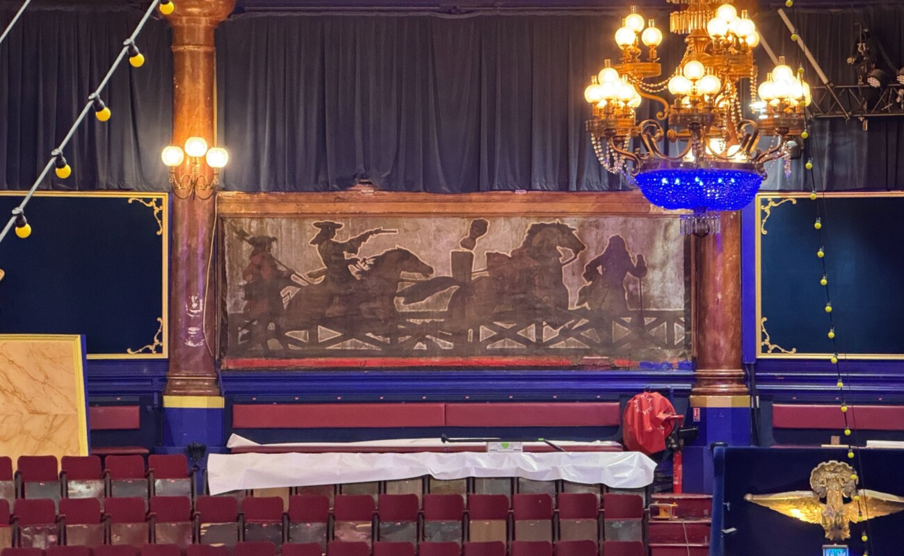 Le Cirque d'hiver entre en restauration : des fresques du XIXe siècle redécouvertes sous des panneaux de bois