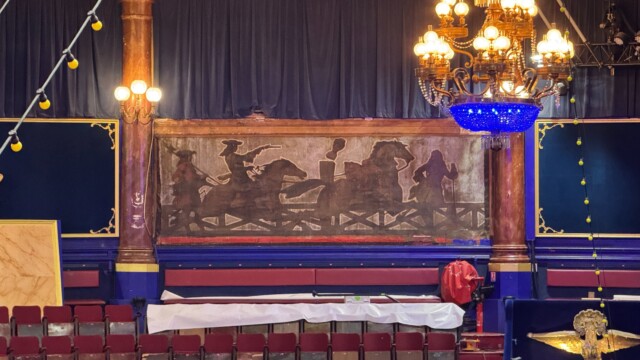 Le Cirque d'hiver entre en restauration : des fresques du XIXe siècle redécouvertes sous des panneaux de bois Le Cirque d'hiver entre en restauration : des fresques du XIXe siècle redécouvertes sous des panneaux de bois