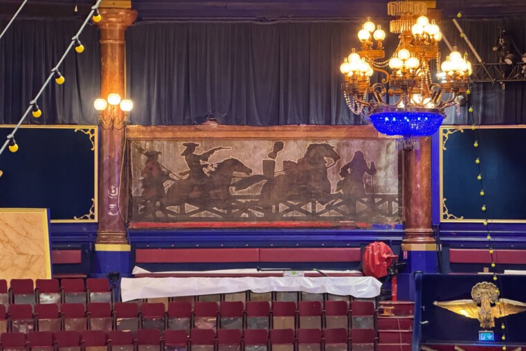 Le Cirque d'hiver entre en restauration : des fresques du XIXe siècle redécouvertes sous des panneaux de bois