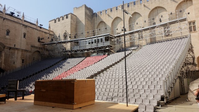 Festival d’Avignon : les artistes pressent Macron de stopper les coupes budgétaires — Festival d’Avignon : les artistes pressent Macron de stopper les coupes budgétaires Festival d’Avignon : les artistes pressent Macron de stopper les coupes budgétaires — Festival d’Avignon : les artistes pressent Macron de stopper les coupes budgétaires