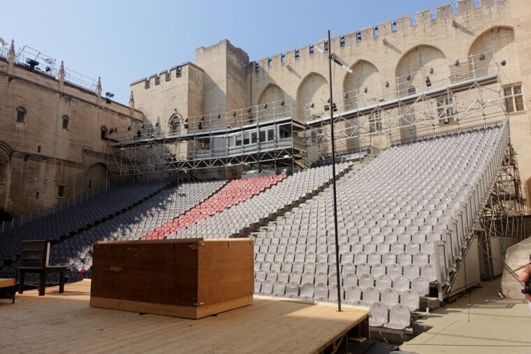 Festival d’Avignon : les artistes pressent Macron de stopper les coupes budgétaires — Festival d’Avignon : les artistes pressent Macron de stopper les coupes budgétaires