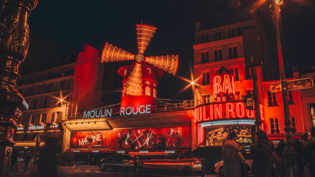 Un cinéma sous les étoiles s’installe sur le toit du Moulin Rouge Un cinéma sous les étoiles s’installe sur le toit du Moulin Rouge
