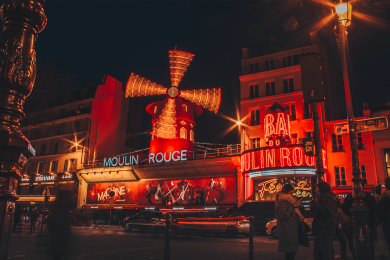 Un cinéma sous les étoiles s’installe sur le toit du Moulin Rouge