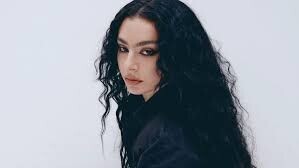 La National Portrait Gallery accroche Charli XCX à ses cimaises