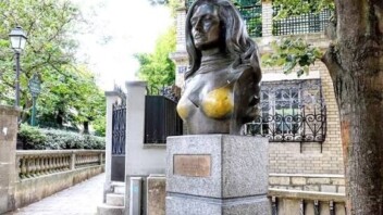 Le buste de Dalida change de couleur, la mairie de Paris se contredit