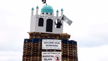 Irlande du Nord : une réplique de mosquée incendiée provoque une vague d'indignation