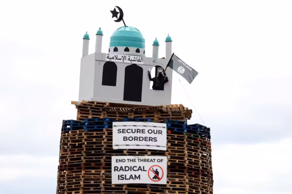 Irlande du Nord : une réplique de mosquée incendiée provoque une vague d'indignation