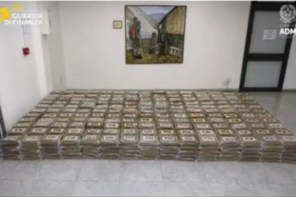 Italie : 770 kg de cocaïne saisis dans un conteneur de bananes au port de Vado Ligure