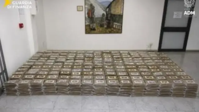 Italie : 770 kg de cocaïne saisis dans un conteneur de bananes au port de Vado Ligure
