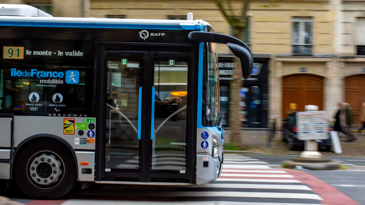 Ivry-sur-Seine : un conducteur de bus contrôlé sans permis valide et positif aux stupéfiants après un accident