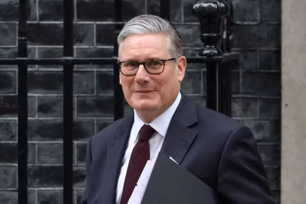 Keir Starmer défend son bilan international et met en garde son futur successeur
