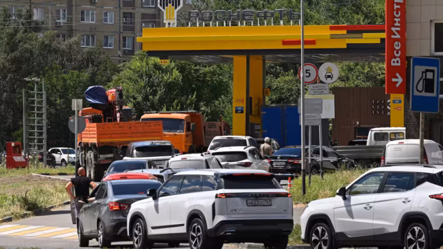 La Russie confrontée à une grave crise du carburant : Novorossiïsk suspend les ventes d&rsquo;essence aux particuliers — photo