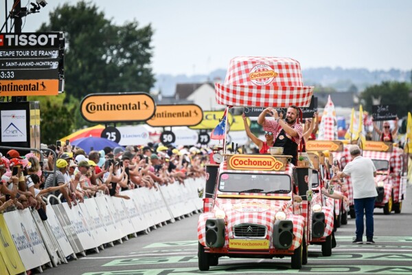 Tour de France — La caravane du Tour de France, un spectacle populaire devenu une formidable machine marketing