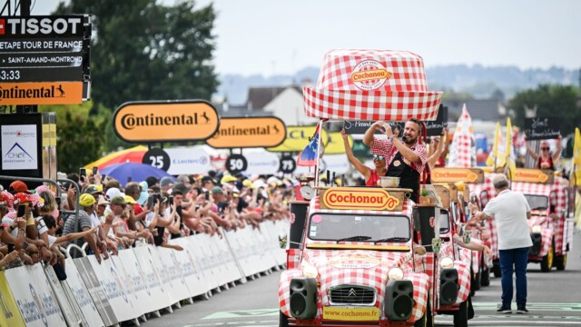 Tour de France — La caravane du Tour de France, un spectacle populaire devenu une formidable machine marketing Tour de France — La caravane du Tour de France, un spectacle populaire devenu une formidable machine marketing