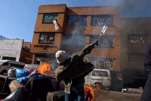La police sud-africaine nie tout lien entre la mort d’un Nigérian détenu et les violences anti-migrants